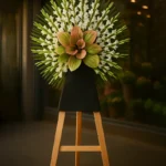 تاج گل چوبی یک طبقه با گل گلایل و آنتریوم تزئینی مدل رسمی | کد 102