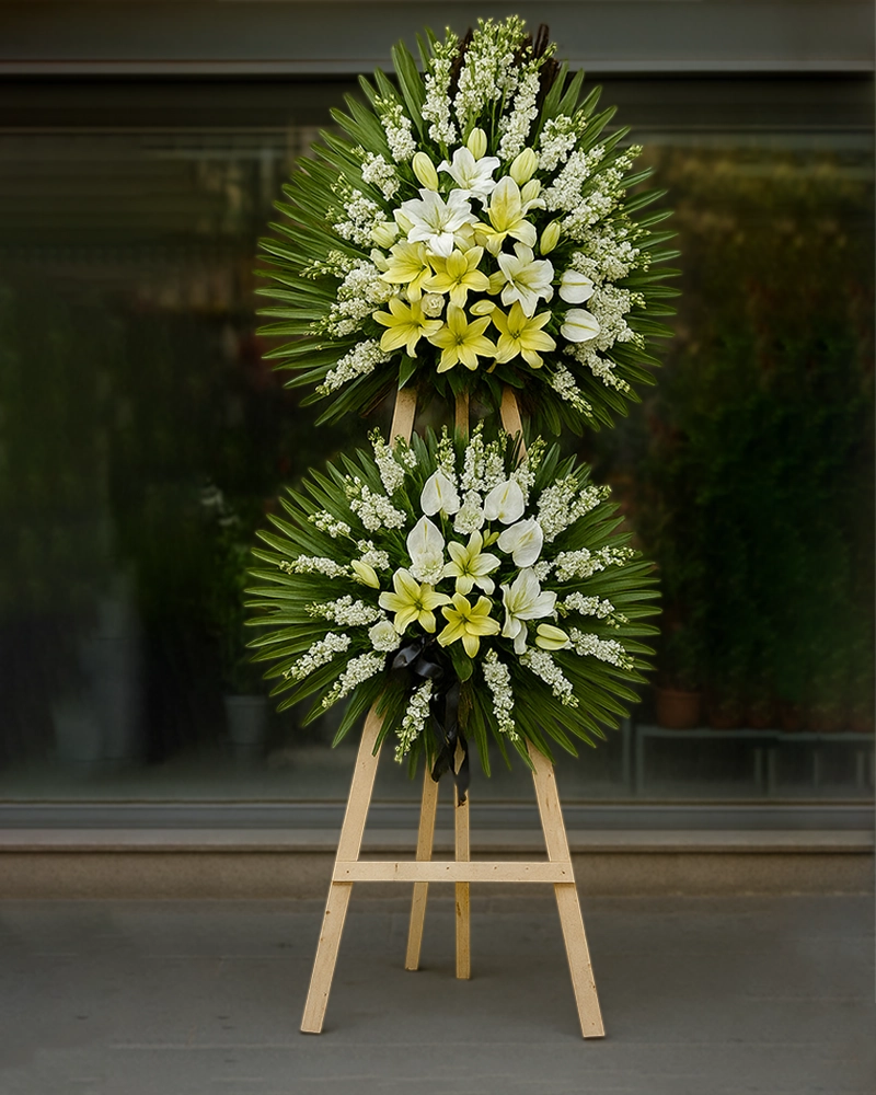 تاج گل چوبی دوطبقه با گل آنتریوم و لیلیوم | کد 300