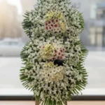 تاج گل چوبی سه‌طبقه با گل گلایل ، لیلیوم و ژربرا | کد 304