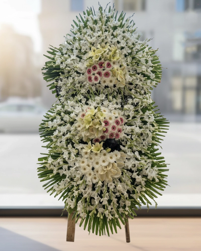 تاج گل چوبی سه‌طبقه با گل گلایل ، لیلیوم و ژربرا | کد 304